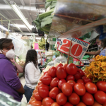 “Líder social” que gusta de viajar al extranjero sigue con bloqueos en la capital