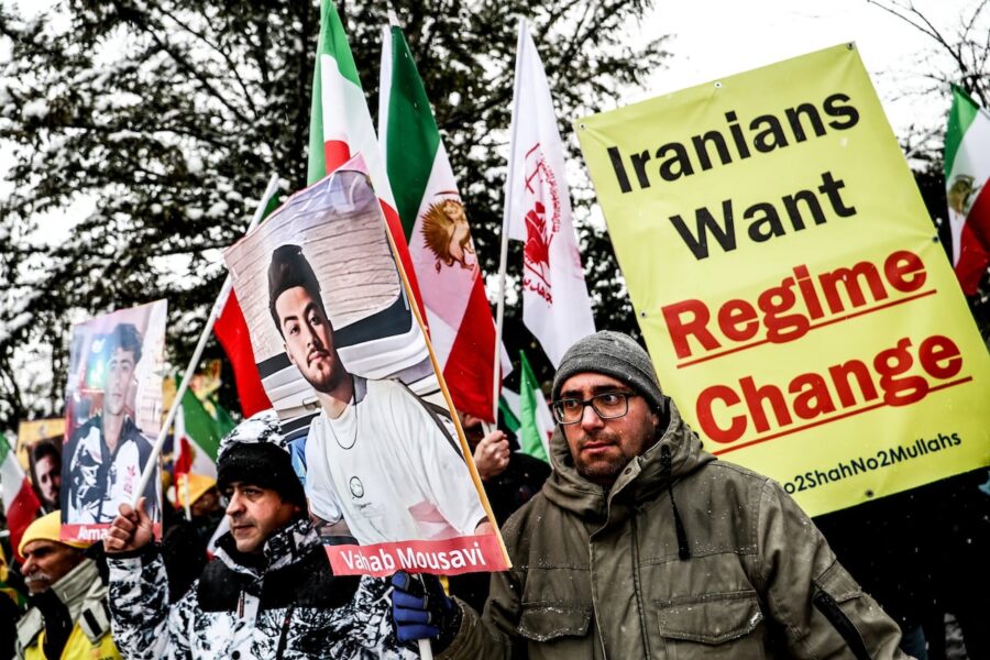 El Irán critica la política exterior de EE.UU. y exige un giro en la relación con Washington, mientras Trump se enfoca en consolidar su legado político.